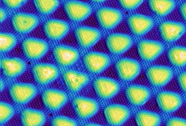 Atomic resolution of CH2CN chemically bonded to gr/Ru(0001)Gr/Ir(111) at 4.8K, 15nm x 15nm