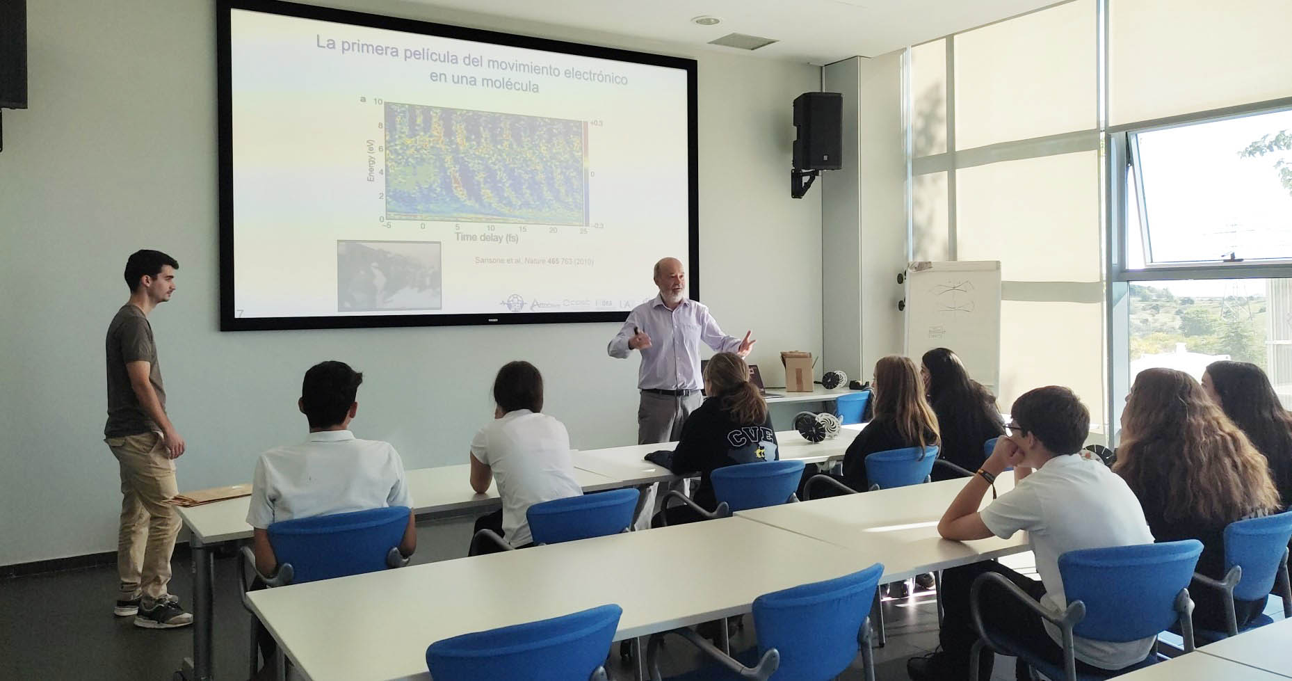 fernando martin explains the project tomatto to an audience of secondary school students during the european researchers night